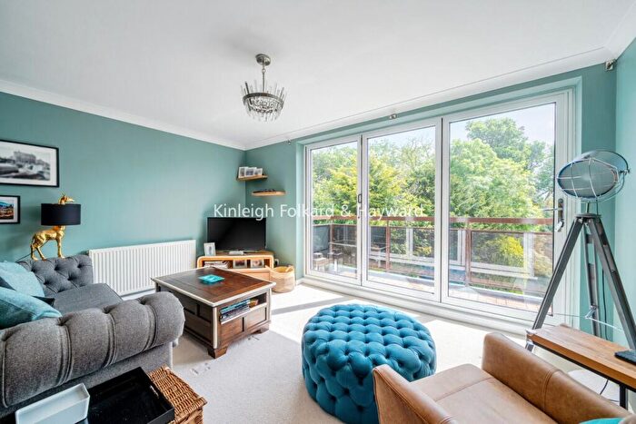 2 Bedroom Flat To Rent In Shannon Way, Beckenham, BR3