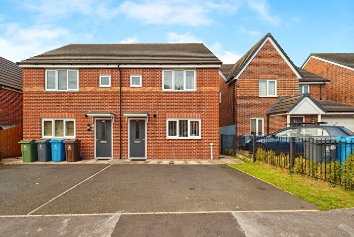 3 Bedroom Semi-detached House For Sale In Whitebank Road, Oldham, Lancashire, OL8