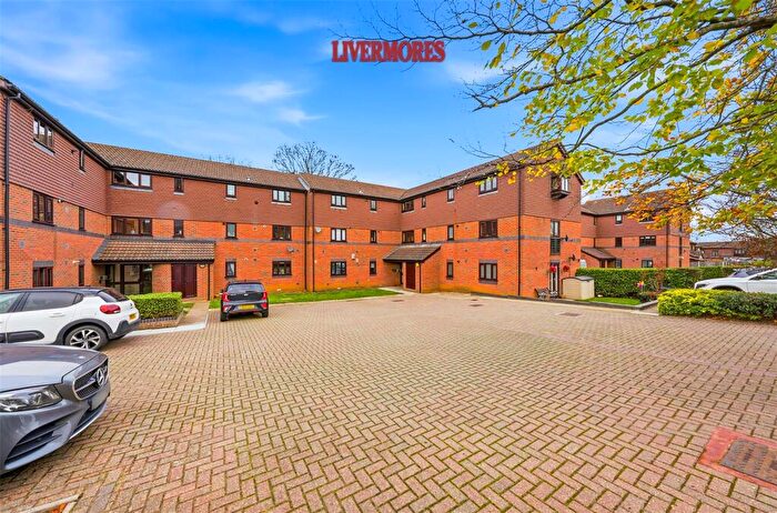 2 Bedroom Flat For Sale In Woodfall Drive, Crayford, Kent, DA1