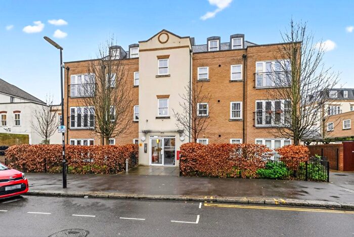 1 Bedroom Apartment For Sale In The Parade, Epsom, KT18