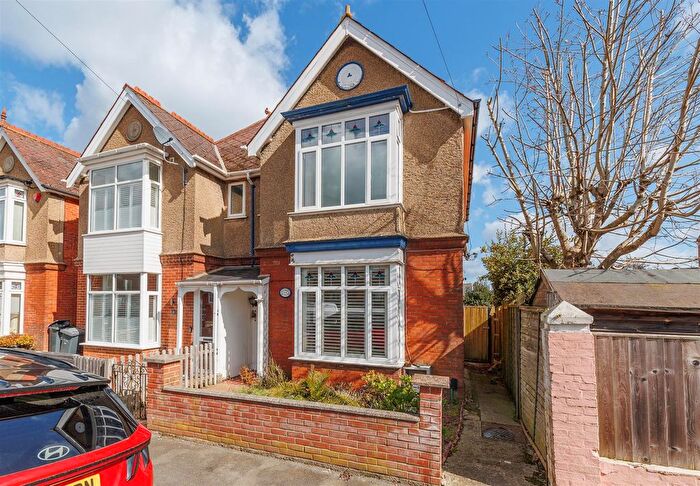 4 Bedroom Semi Detached House For Sale In Consort Road, Cowes, PO31
