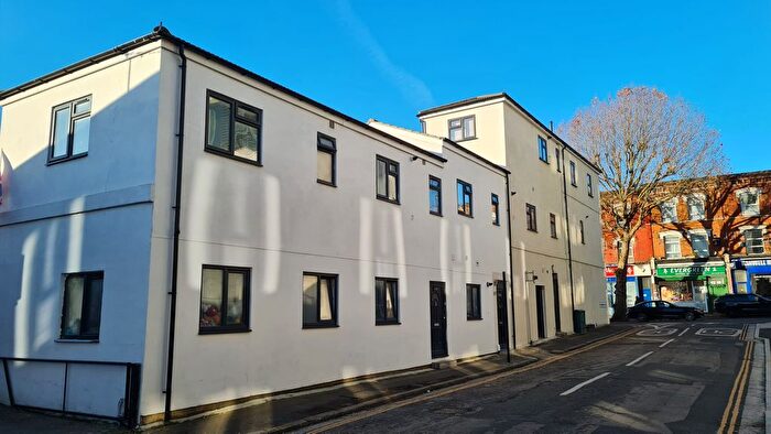 3 Bedroom Flat To Rent In Uxbridge Road, London, W7