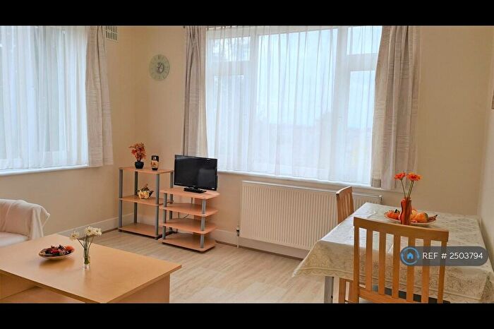 2 Bedroom Flat To Rent In Fairlop Road, London, E11