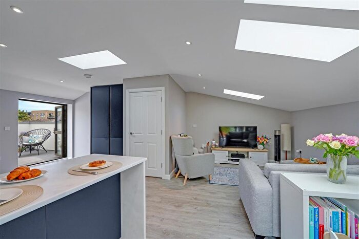 1 Bedroom Flat For Sale In Colne Road, Twickenham, TW2