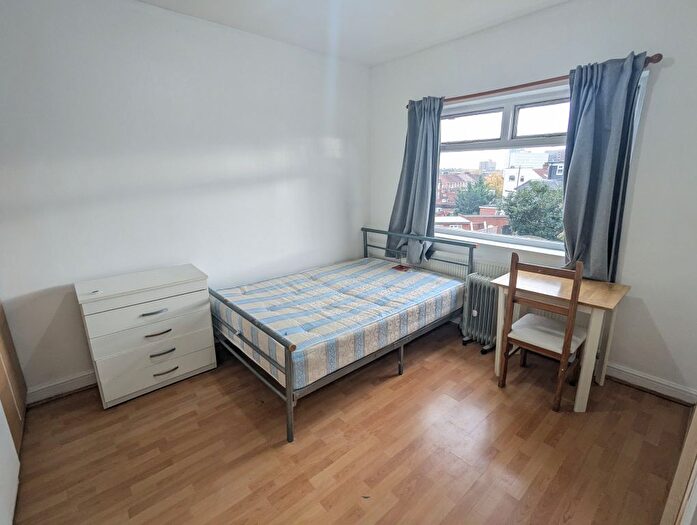 Studio To Rent In Wakemans Hill Avenue, London, NW9