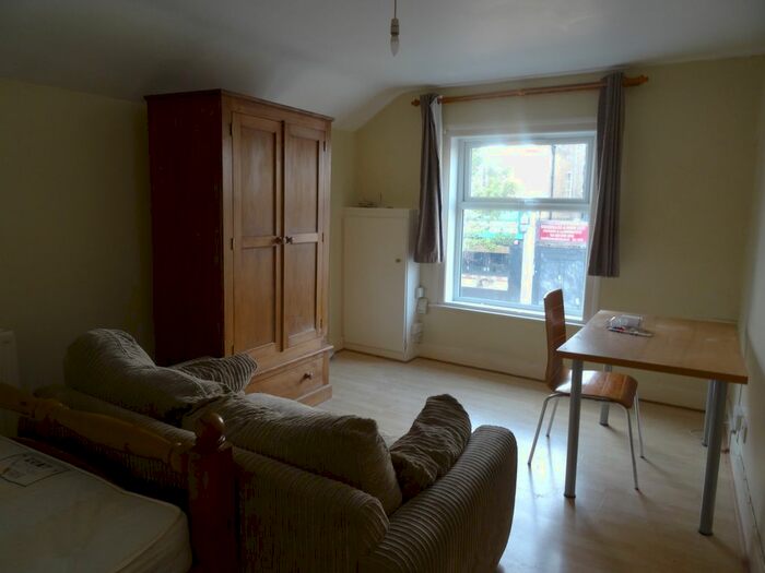 2 Bedroom Flat To Rent In Victoria Road, Surbiton, KT6
