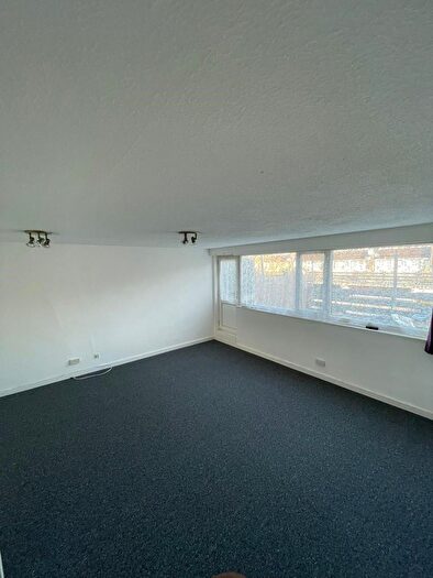 3 Bedroom Flat To Rent In Meadway Precinct, Reading, Berkshire, RG30