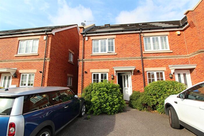 3 Bedroom End Of Terrace House For Sale In Derisley Close, Byfleet, KT14