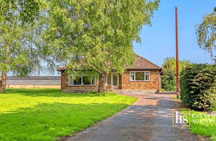 3 Bedroom Detached Bungalow For Sale In Purfleet Road, Aveley, South Ockendon, RM15