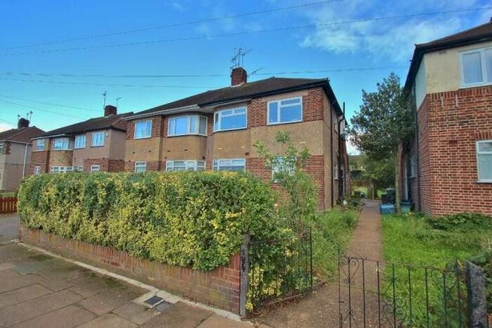 2 Bedroom Flat To Rent In Calne Avenue, Ilford, Essex, IG5