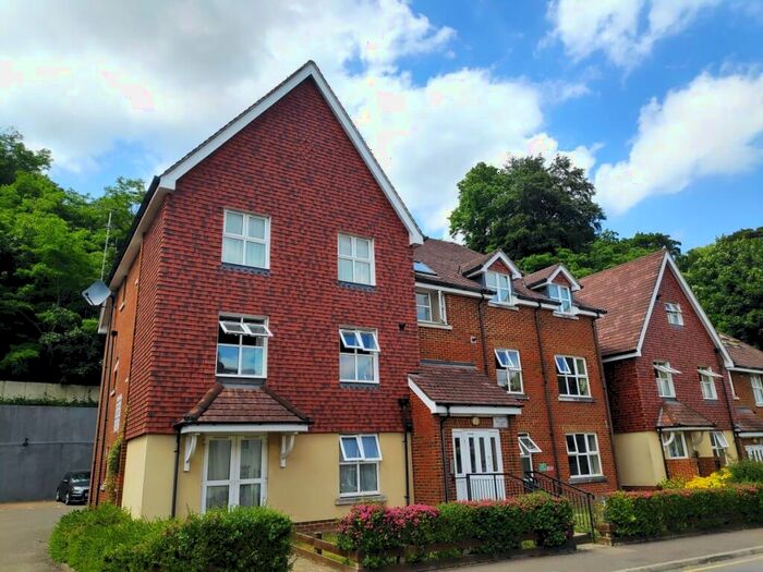 2 Bedroom Flat To Rent In Garlands Road, Redhill, RH1