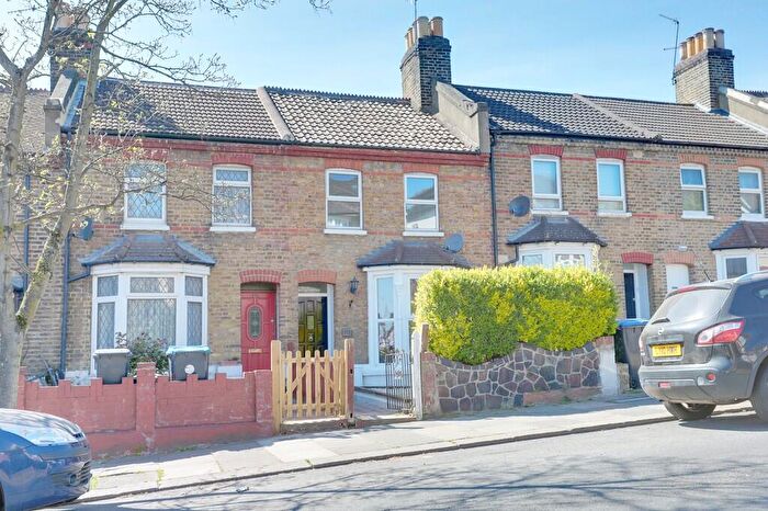 2 Bedroom Cottage To Rent In Chase Road, Southgate, N14
