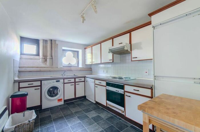 2 Bedroom Flat To Rent In The Avenue, West Ealing, London, W13
