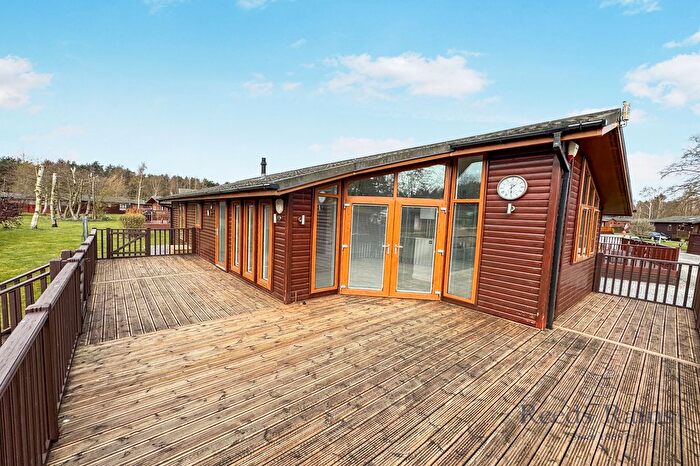 2 Bedroom Mobile/park Home For Sale In York Road, Escrick, York, North Yorkshire, YO19