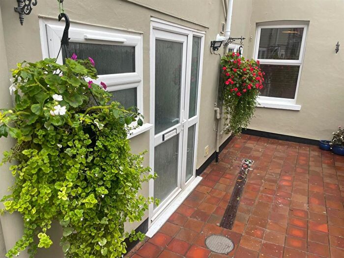 2 Bedroom Flat To Rent In Rose And Crown Passage, Cheltenham, GL50