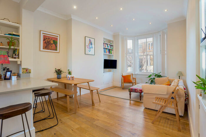 2 Bedroom Flat To Rent In Cologne Road, SW11