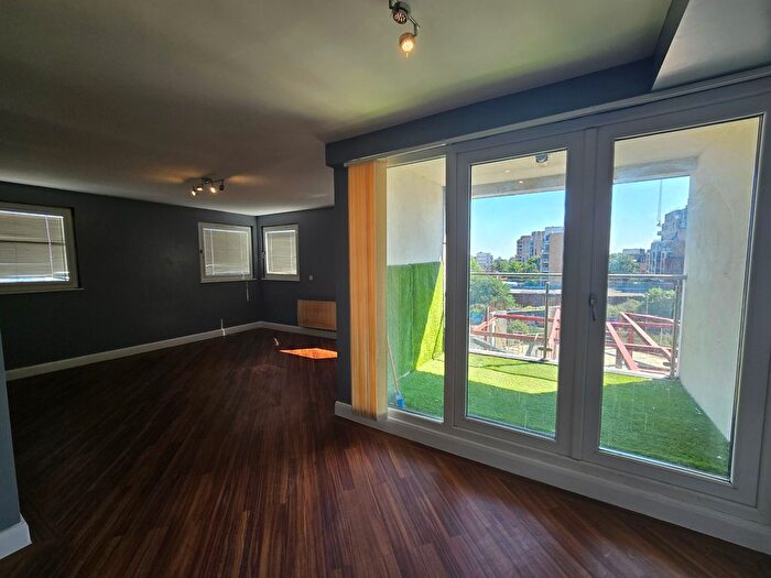 2 Bedroom Flat To Rent In Saddlers Place, Hounslow, TW3