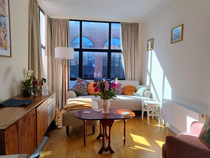 1 Bedroom Town House To Rent In Warple Way, Acton, W3