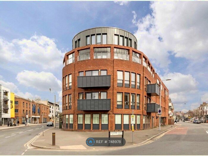 2 Bedroom Flat To Rent In Fallow Court, Kingston Upon Thames, KT2