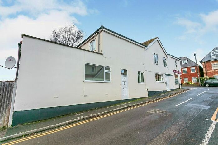 1 Bedroom Flat To Rent In Victoria Street, Englefield Green, Egham, Surrey, TW20