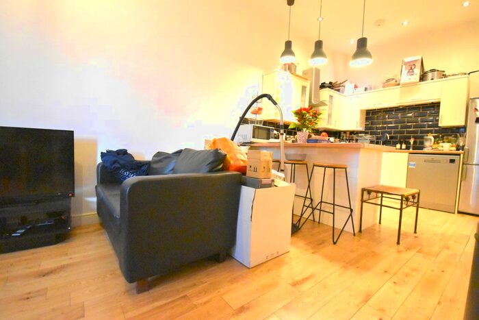 3 Bedroom Flat To Rent In Bedford Hill, London, SW12