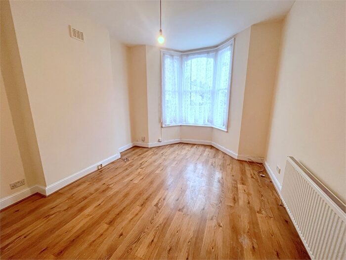 1 Bedroom Flat To Rent In Kellett Road, Brixton, London., SW2