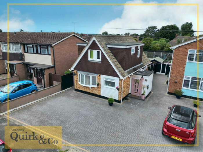 Houses for sale & to rent in SS8 9DS, Waarem Avenue, Canvey Island