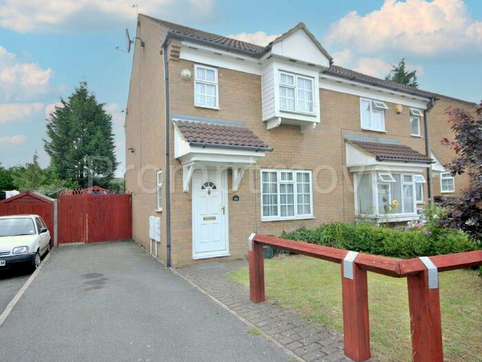 Semi-Detached House To Rent In Dorrington Close, Luton, LU3