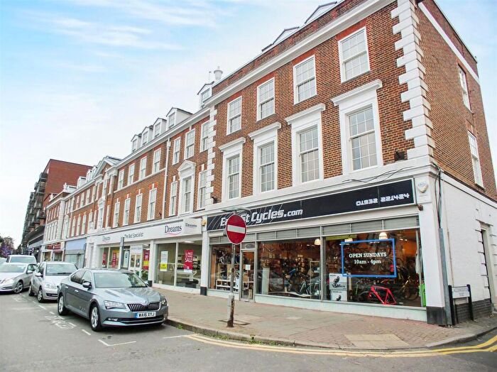 1 Bedroom Apartment To Rent In Brassey House, New Zealand Avenue, Walton-On-Thames, KT12