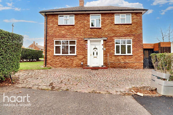 3 Bedroom End Of Terrace House For Sale In Dagnam Park Close, Romford, RM3
