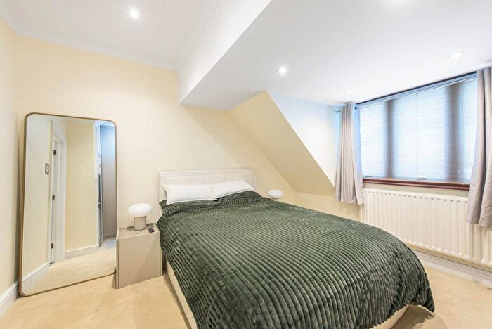 2 Bedroom Flat To Rent In Oakview Lodge, Golders Green, London, NW11