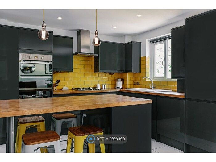 2 Bedroom Flat To Rent In Bewley Court, London, SW2