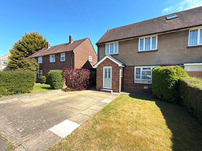 4 Bedroom End Of Terrace House For Sale In Friars Way, Farley Hill, Luton, Bedfordshire, LU1