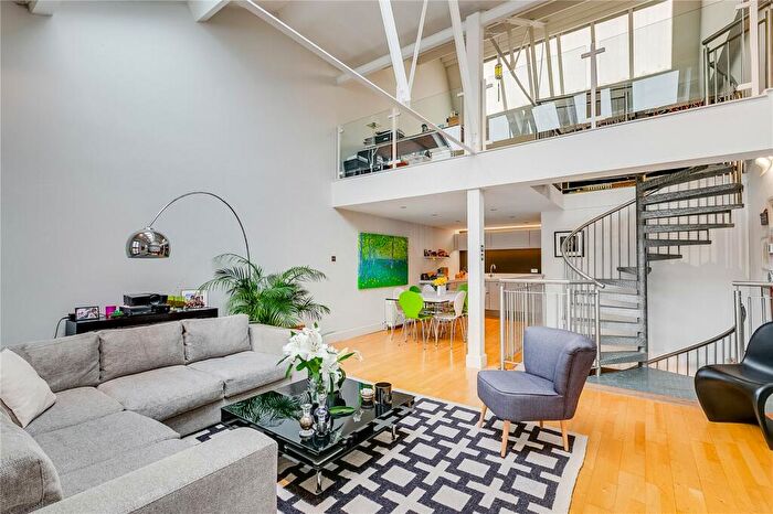 2 Bedroom Mews To Rent In Balham Grove, London, SW12