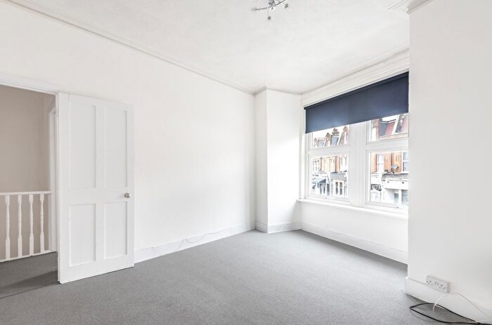 2 Bedroom Flat To Rent In Replingham Road, Southfields, London, SW18