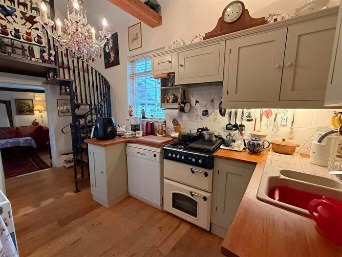 2 Bedroom Character Property For Sale In Ferry Lane, Alveston, CV37