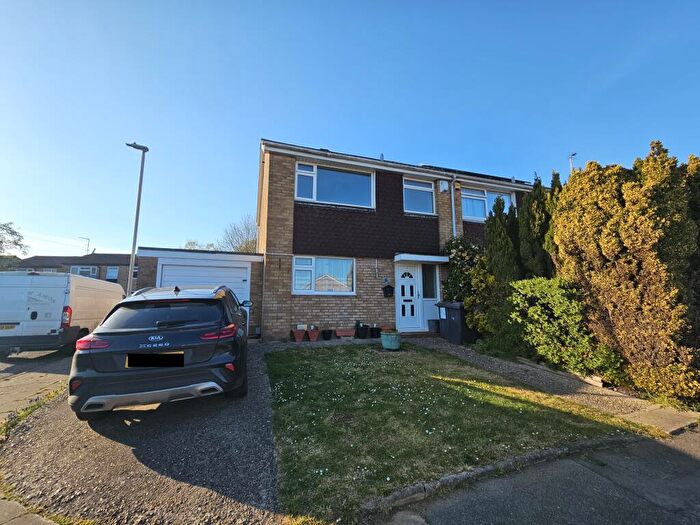 3 Bedroom End Of Terrace House To Rent In Keymer Close, Luton, LU2