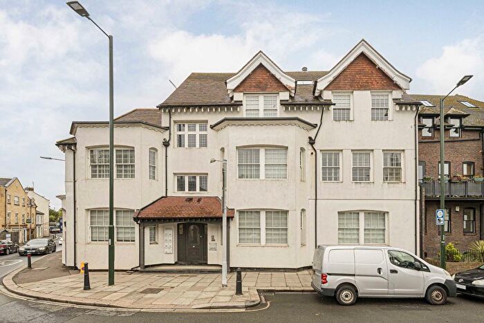 1 Bedroom Flat To Rent In High Street, Hampton, TW12