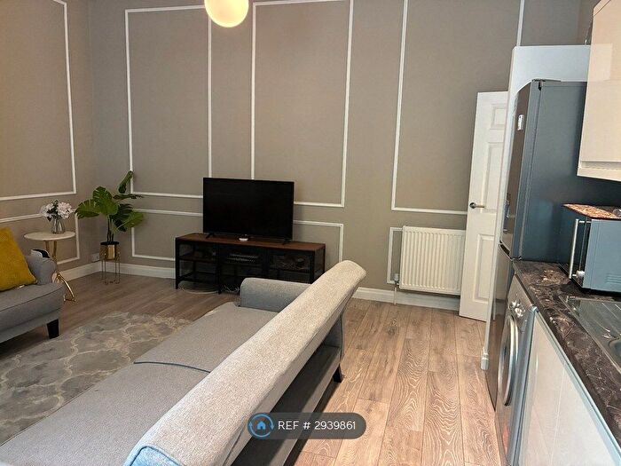 2 Bedroom Flat To Rent In New Road, Chatham, ME4