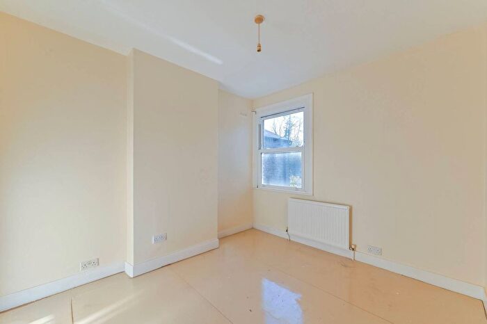 1 Bedroom Flat To Rent In Gipsy Road, West Norwood, London, SE27