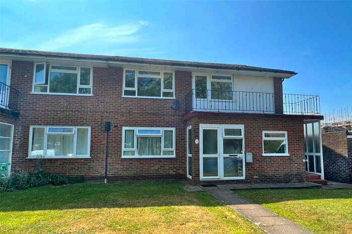 2 Bedroom Apartment To Rent In Dairy Farm Flats, Goring Street, Goring-by-Sea, Worthing, BN12