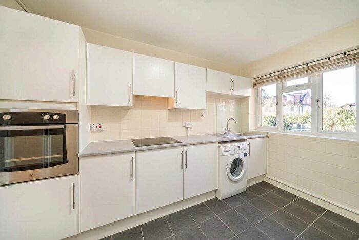 3 Bedroom Flat To Rent In Lamberhurst Road, Streatham, SE27