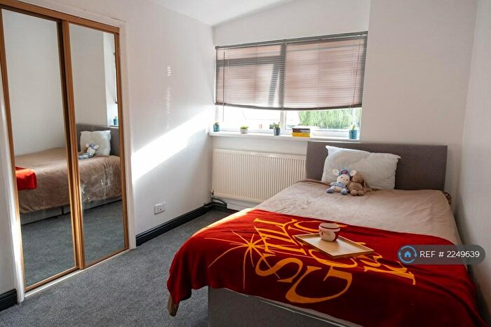 3 Bedroom Flat To Rent In Ham Court, London, NW9