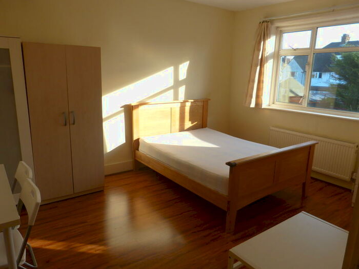 Studio To Rent In Powis Gardens, London, NW11