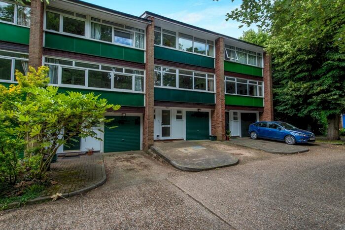 3 Bedroom Town House To Rent In Abbots Park, AL1