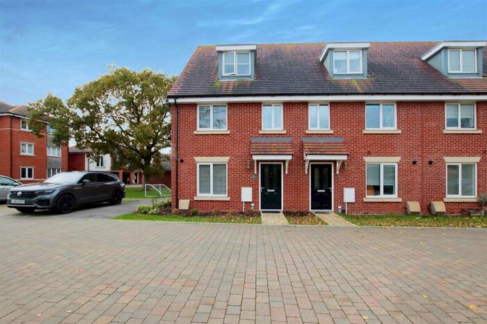 4 Bedroom Town House To Rent In Firecracker Drive, Locks Heath, Southampton, SO31