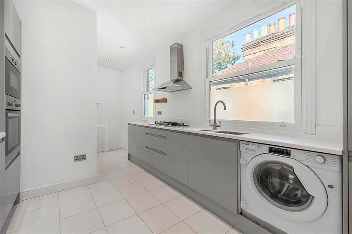 2 Bedroom Flat To Rent In Edgington Road, London, SW16