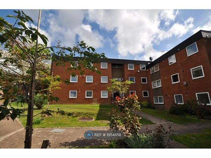 2 Bedroom Flat To Rent In Rosetrees, Guildford, GU1