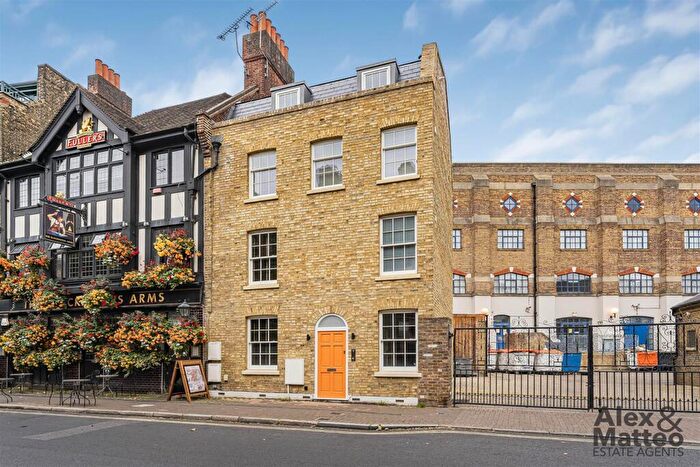 2 Bedroom Flat For Sale In Rotherhithe Street, Rotherhithe, SE16