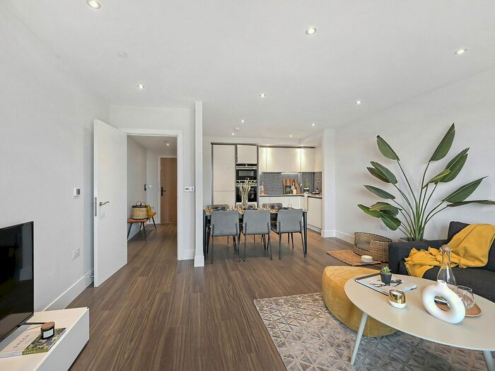 3 Bedroom Flat To Rent In Uncle Southall, Merrick Road, Southall, Middlesex, UB2